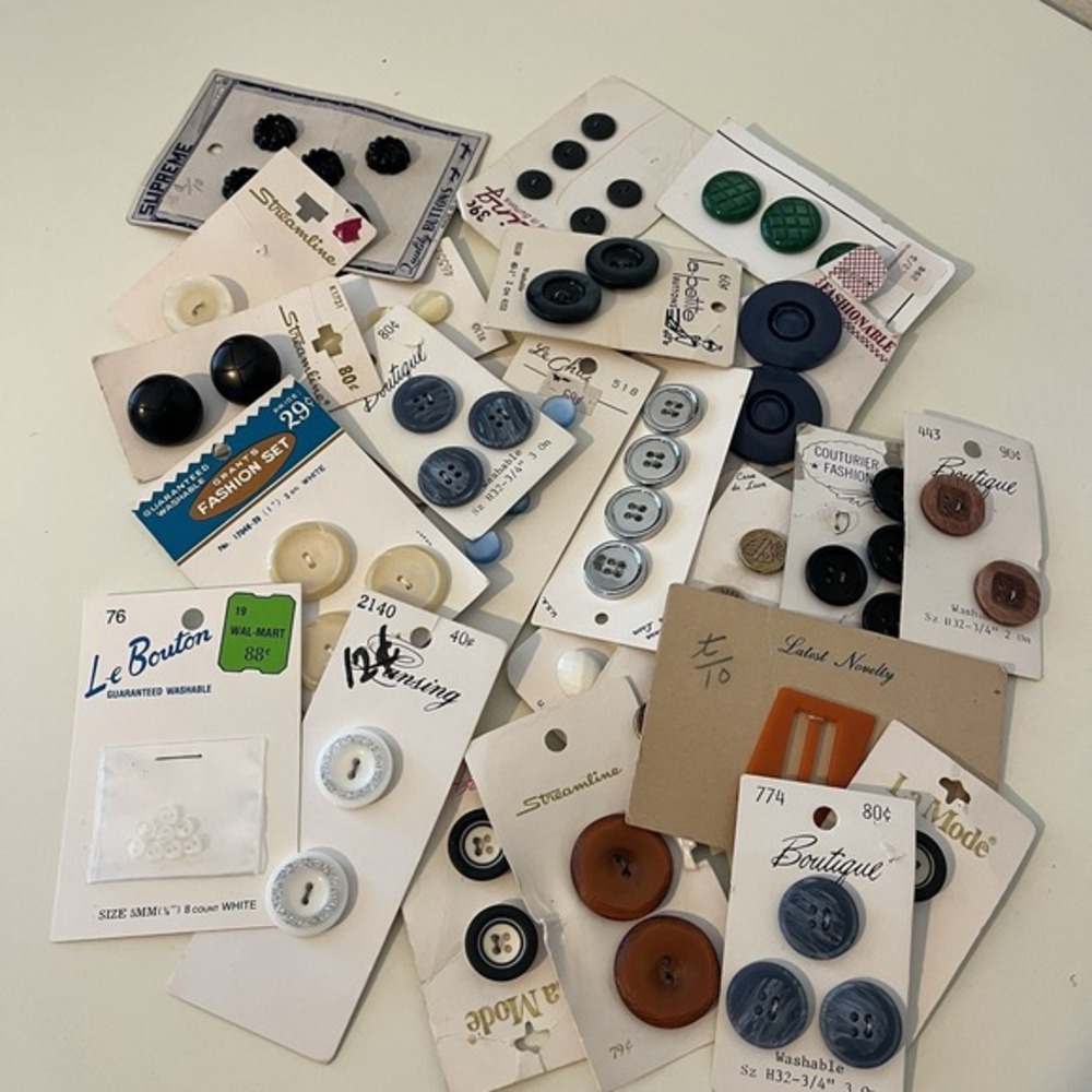 Vintage Sewing Button Lot La Mode Le Bouton Streamline Lansing New on Card 20+pc